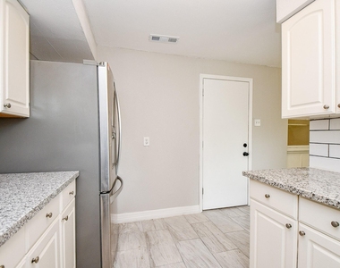 5811 Greencraig Drive - Photo Thumbnail 13