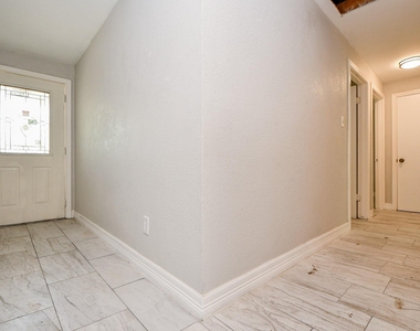 5811 Greencraig Drive - Photo Thumbnail 3