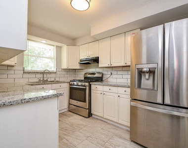 5811 Greencraig Drive - Photo Thumbnail 10