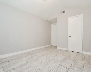 5811 Greencraig Drive - Photo Thumbnail 18