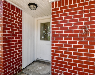 5811 Greencraig Drive - Photo Thumbnail 2