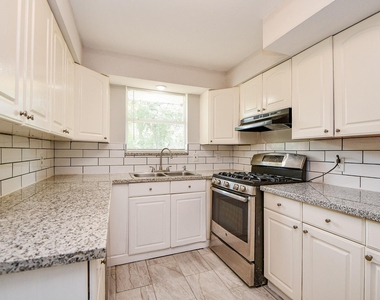 5811 Greencraig Drive - Photo Thumbnail 11