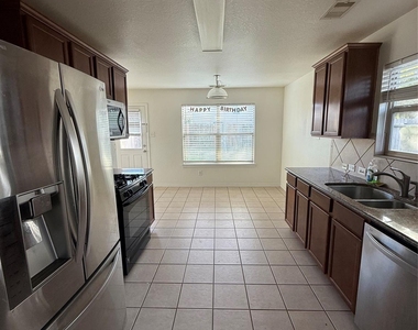 4330 Sprangletop Avenue - Photo Thumbnail 6