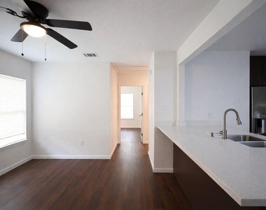 916 Parkway Street - Photo Thumbnail 2