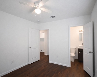 916 Parkway Street - Photo Thumbnail 7