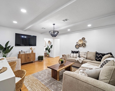 610 Acapulco Village Drive - Photo Thumbnail 3