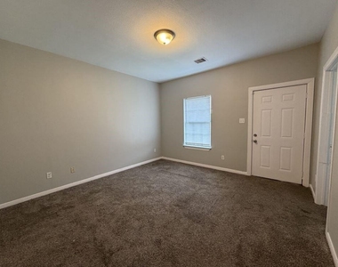 3118 Barberry Drive - Photo Thumbnail 4
