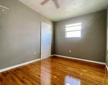 6912 Avenue C - Photo Thumbnail 12