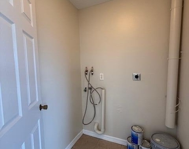 660 Minnie Street - Photo Thumbnail 8