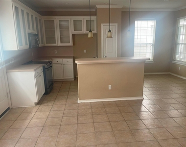 5815 Vinemont Lane - Photo Thumbnail 4