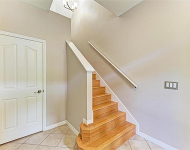 3047 Pointeview Drive - Photo Thumbnail 5