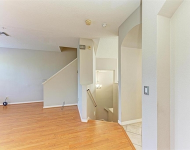 3047 Pointeview Drive - Photo Thumbnail 6
