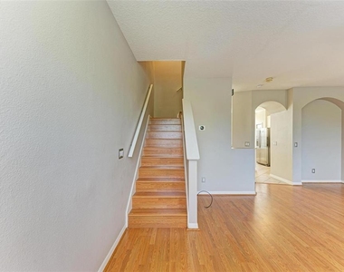 3047 Pointeview Drive - Photo Thumbnail 12