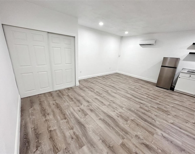 1017 Parkwood Drive - Photo Thumbnail 3