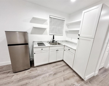 1017 Parkwood Drive - Photo Thumbnail 4