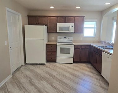2577 Lindewood Street - Photo Thumbnail 4
