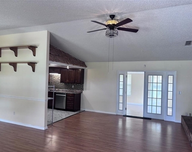 4907 Ne 6th Street - Photo Thumbnail 3