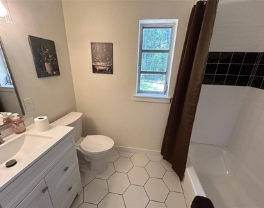 3035 W University Avenue - Photo Thumbnail 11