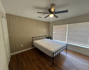 3035 W University Avenue - Photo Thumbnail 8