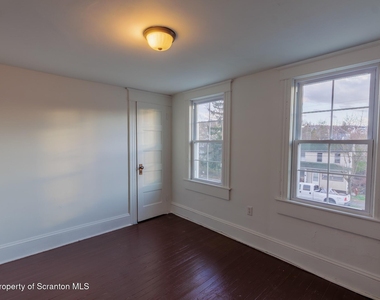 623 E Elm Street - Photo Thumbnail 5
