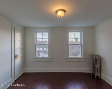 623 E Elm Street - Photo Thumbnail 4