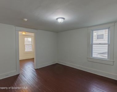623 E Elm Street - Photo Thumbnail 3