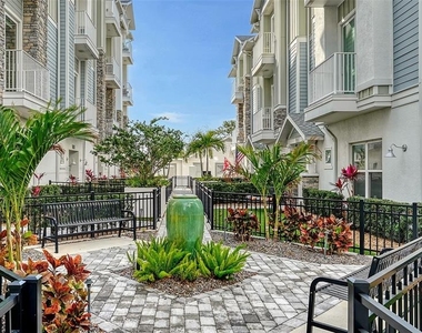 512 Laurel Park Drive - Photo Thumbnail 2
