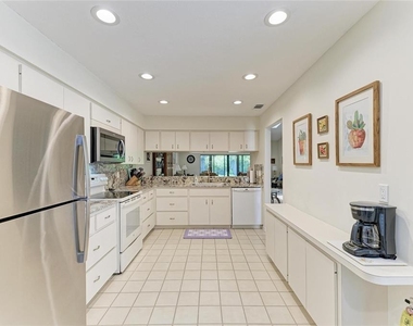 3946 Wilshire Circle E - Photo Thumbnail 14