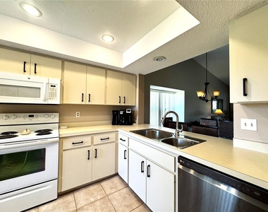 4644 Weybridge - Photo Thumbnail 12