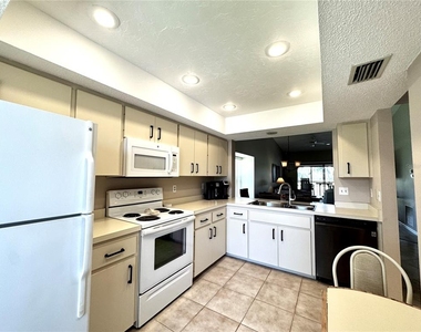 4644 Weybridge - Photo Thumbnail 13
