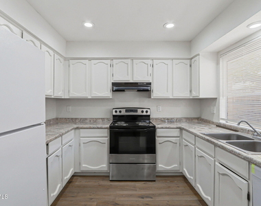 7129 Orizaba Avenue - Photo Thumbnail 9