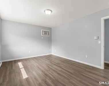 188 Moreland Avenue - Photo Thumbnail 6