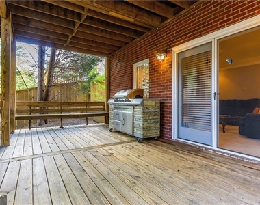 2242 Lenox Walk Ne - Photo Thumbnail 6