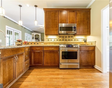 2242 Lenox Walk Ne - Photo Thumbnail 2