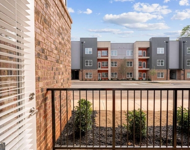 2025 W Iris Drive Se - Photo Thumbnail 10