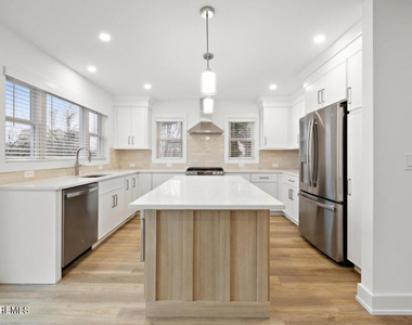 427 Hoyt Street - Photo Thumbnail 3