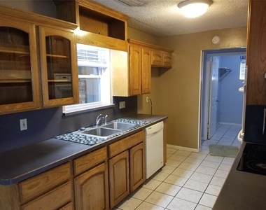 204 Woodlawn Drive - Photo Thumbnail 9
