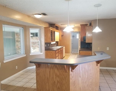 204 Woodlawn Drive - Photo Thumbnail 7