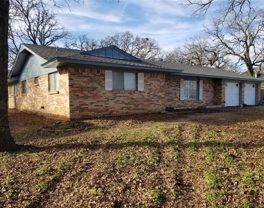204 Woodlawn Drive - Photo Thumbnail 4