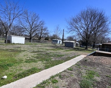 903 N Lamb Street - Photo Thumbnail 11