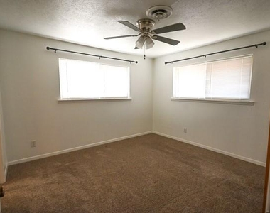 903 N Lamb Street - Photo Thumbnail 8