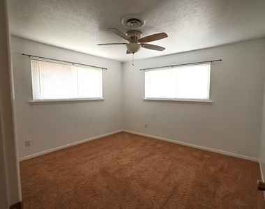 903 N Lamb Street - Photo Thumbnail 7