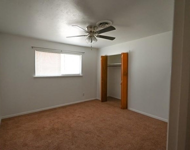 903 N Lamb Street - Photo Thumbnail 6