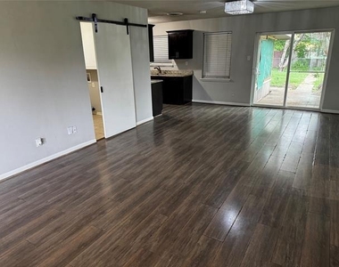 2607 Clearview Circle - Photo Thumbnail 2