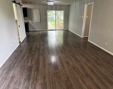 2607 Clearview Circle - Photo Thumbnail 1