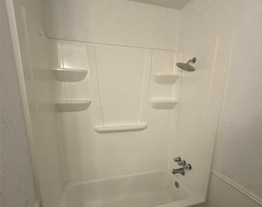 708 E Pecan Street - Photo Thumbnail 9