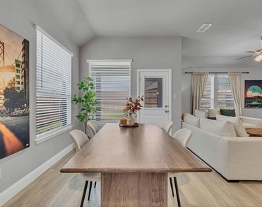 1000 Westwood Lane - Photo Thumbnail 13