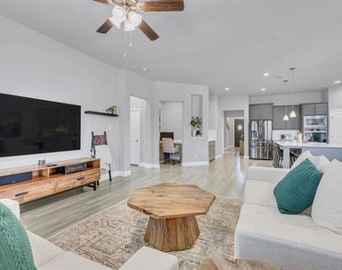 1000 Westwood Lane - Photo Thumbnail 18