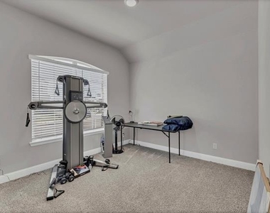 1000 Westwood Lane - Photo Thumbnail 8