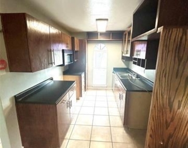 409 S Holiday Drive - Photo Thumbnail 7